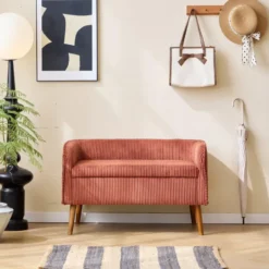 Bank van hout met terracotta fluweel
