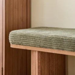 Bank van massief hout en groene ribfluweel