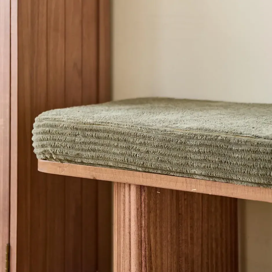 Bank van massief hout en groene ribfluweel