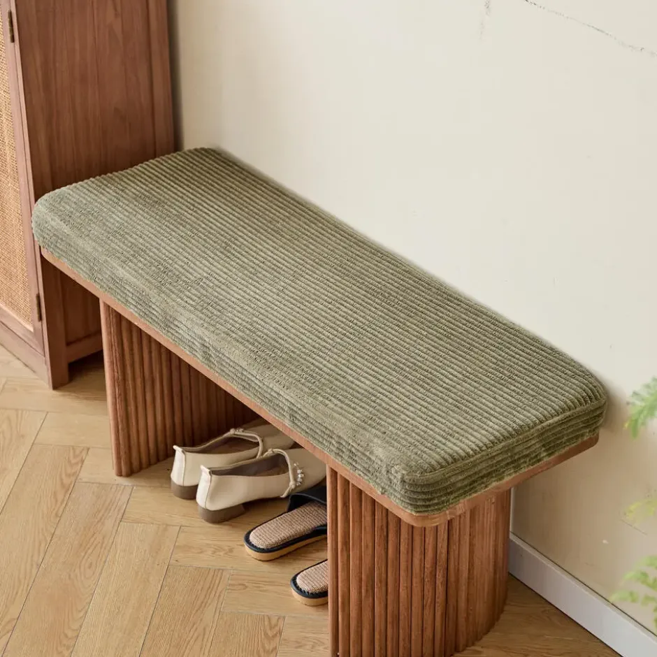 Bank van massief hout en groene ribfluweel