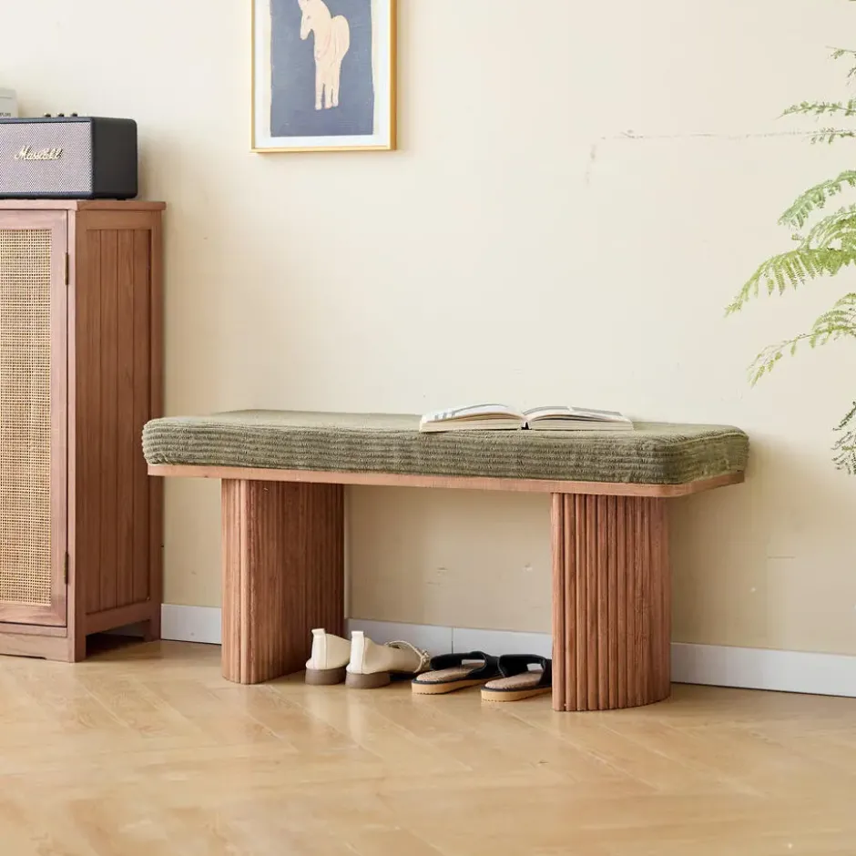 Bank van massief hout en groene ribfluweel