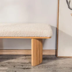 Bank van massief hout en witte lussen