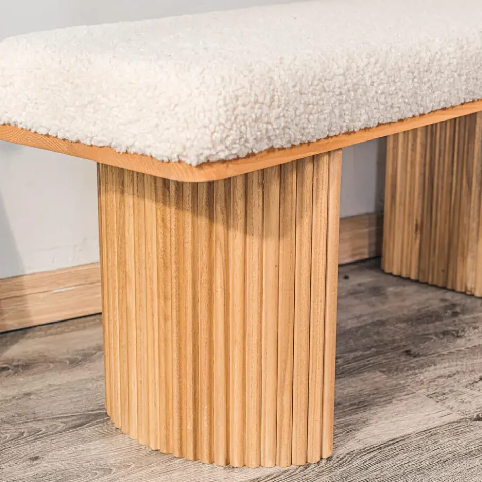 Bank van massief hout en witte lussen