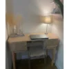 Bureau met 2 deuren van hout en rietvlechtwerk