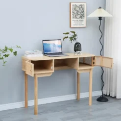 Bureau met 2 deuren van hout en rietvlechtwerk