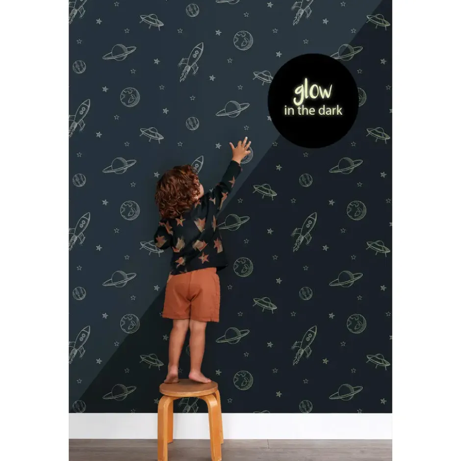 ESTAhome glow-in-the-dark behang planeten in de ruimte donkerblauw