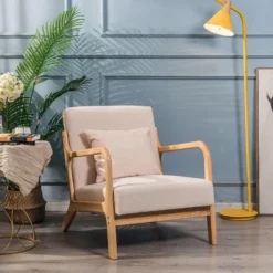 Fauteuil van massief hout en beige stof