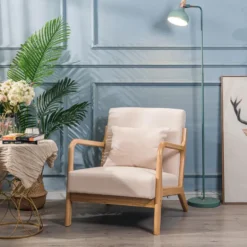 Fauteuil van massief hout en beige stof