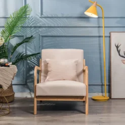 Fauteuil van massief hout en beige stof