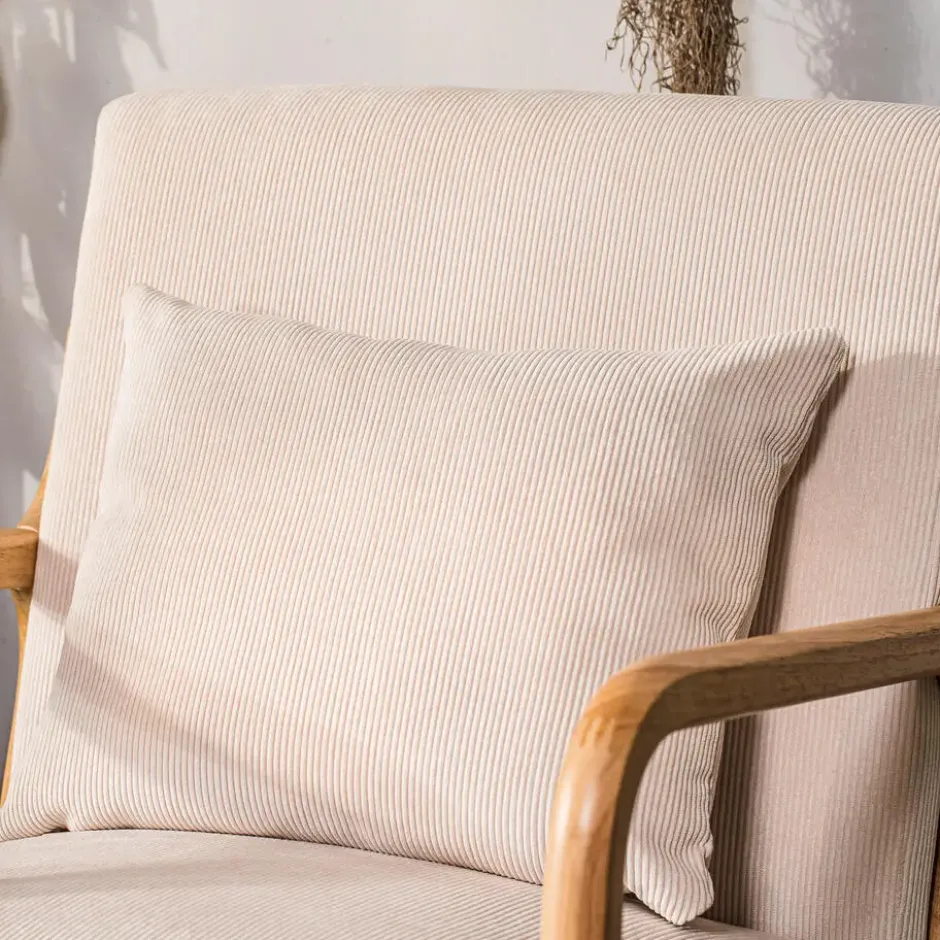 Fauteuil van massief hout en beige stof