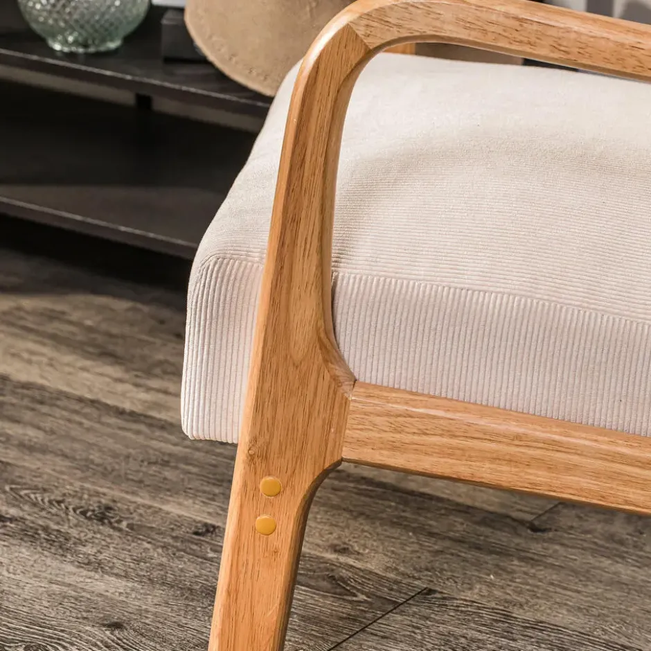 Fauteuil van massief hout en beige stof