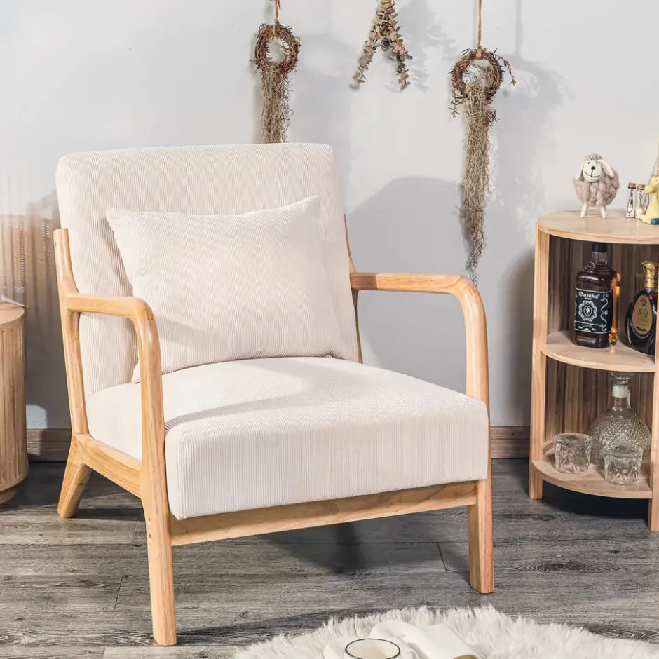 Fauteuil van massief hout en beige stof