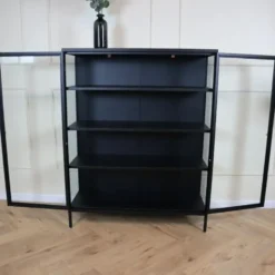 LykkeHome vitrinekast Kaya zwart metaal 110x40x140cm