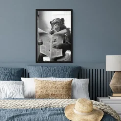 Poster met lijst 40x60 cm Aap - WC - Krant - Zwart wit - Humor