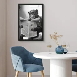 Poster met lijst 40x60 cm Aap - WC - Krant - Zwart wit - Humor