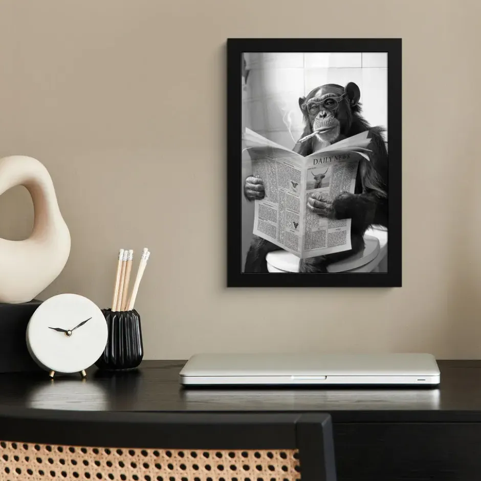 Poster met lijst 20x30 cm Aap - WC - Krant - Zwart wit - Humor