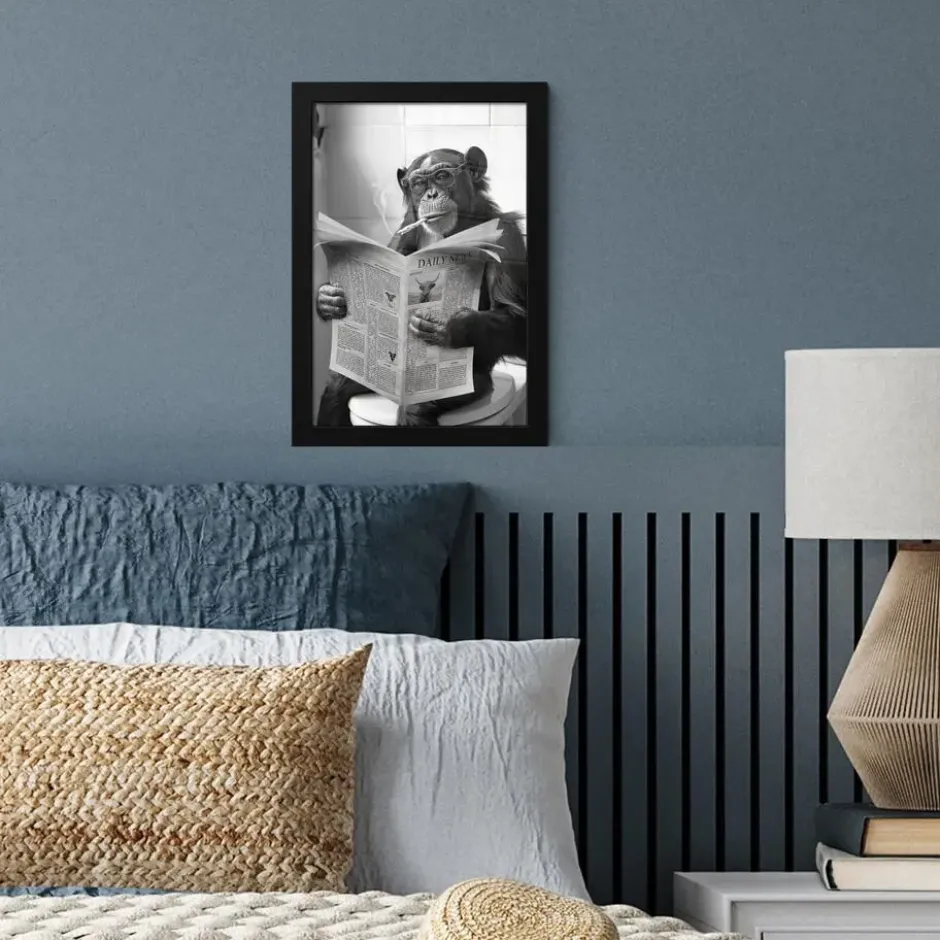 Poster met lijst 20x30 cm Aap - WC - Krant - Zwart wit - Humor