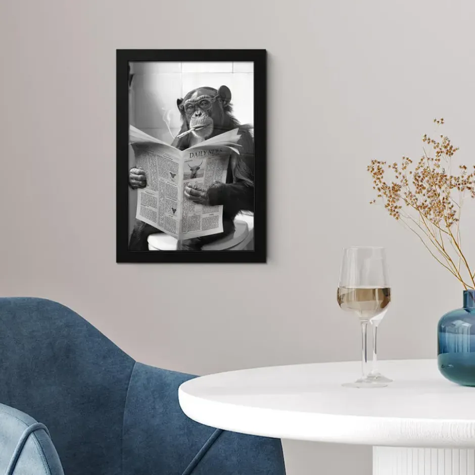 Poster met lijst 20x30 cm Aap - WC - Krant - Zwart wit - Humor