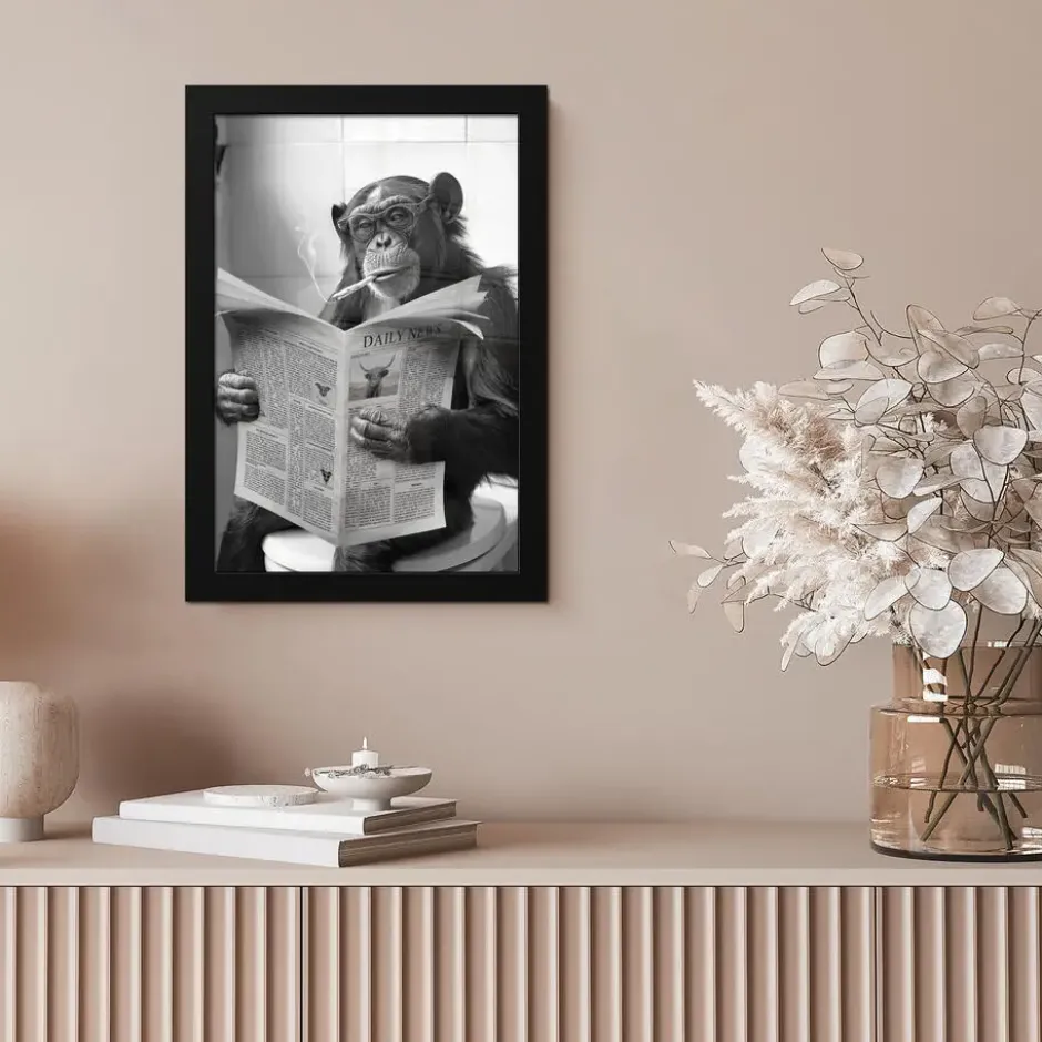 Poster met lijst 20x30 cm Aap - WC - Krant - Zwart wit - Humor