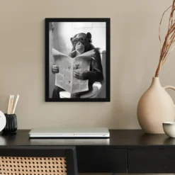 Poster met lijst 30x40 cm Aap - WC - Krant - Zwart wit - Humor