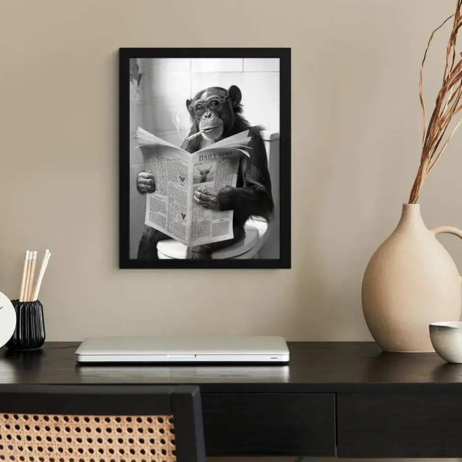 Poster met lijst 30x40 cm Aap - WC - Krant - Zwart wit - Humor
