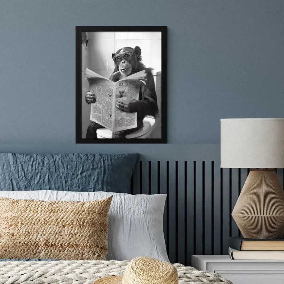 Poster met lijst 30x40 cm Aap - WC - Krant - Zwart wit - Humor