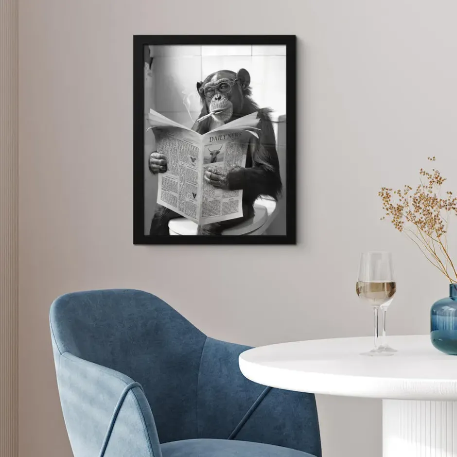 Poster met lijst 30x40 cm Aap - WC - Krant - Zwart wit - Humor