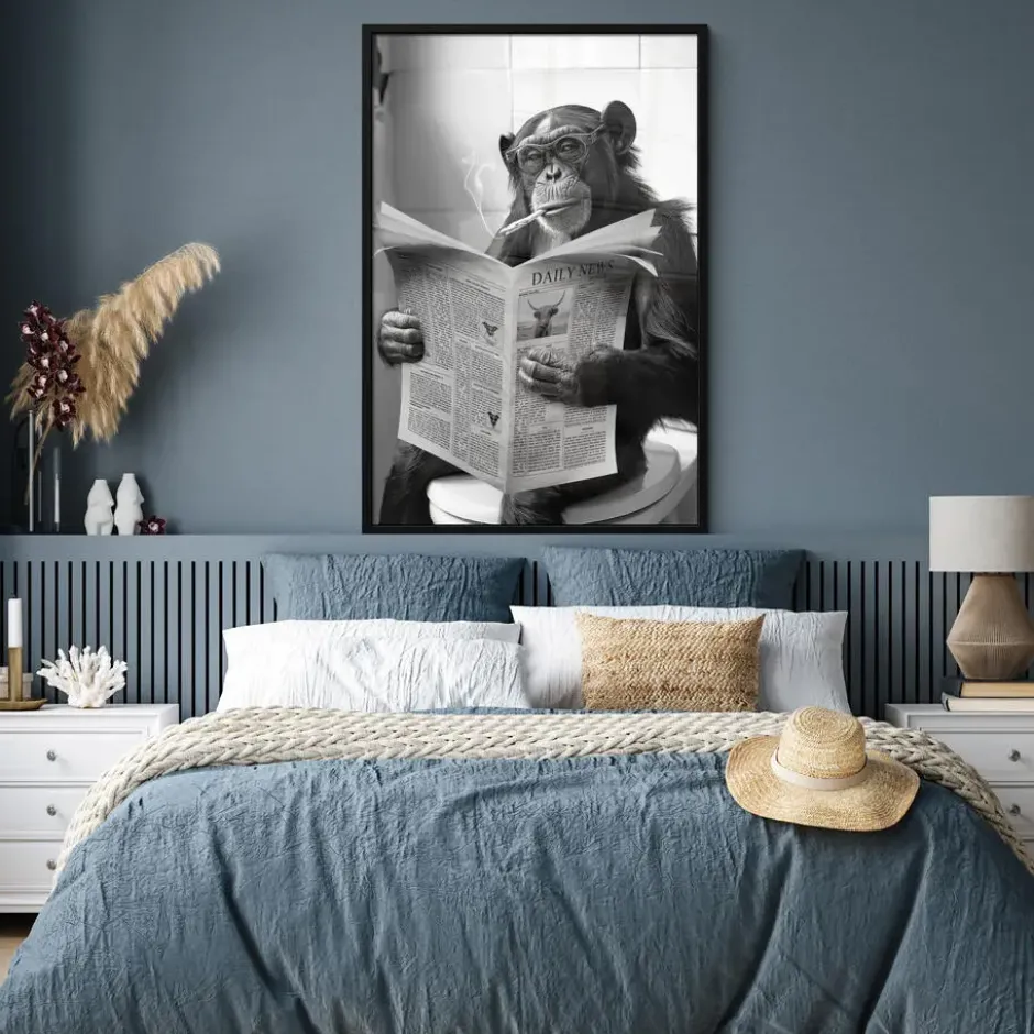 Poster met lijst 80x120 cm Aap - WC - Krant - Zwart wit - Humor