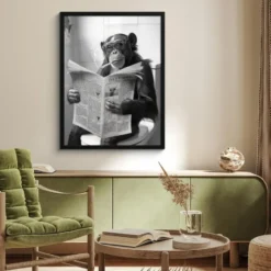 Poster met lijst 60x80 cm Aap - WC - Krant - Zwart wit - Humor