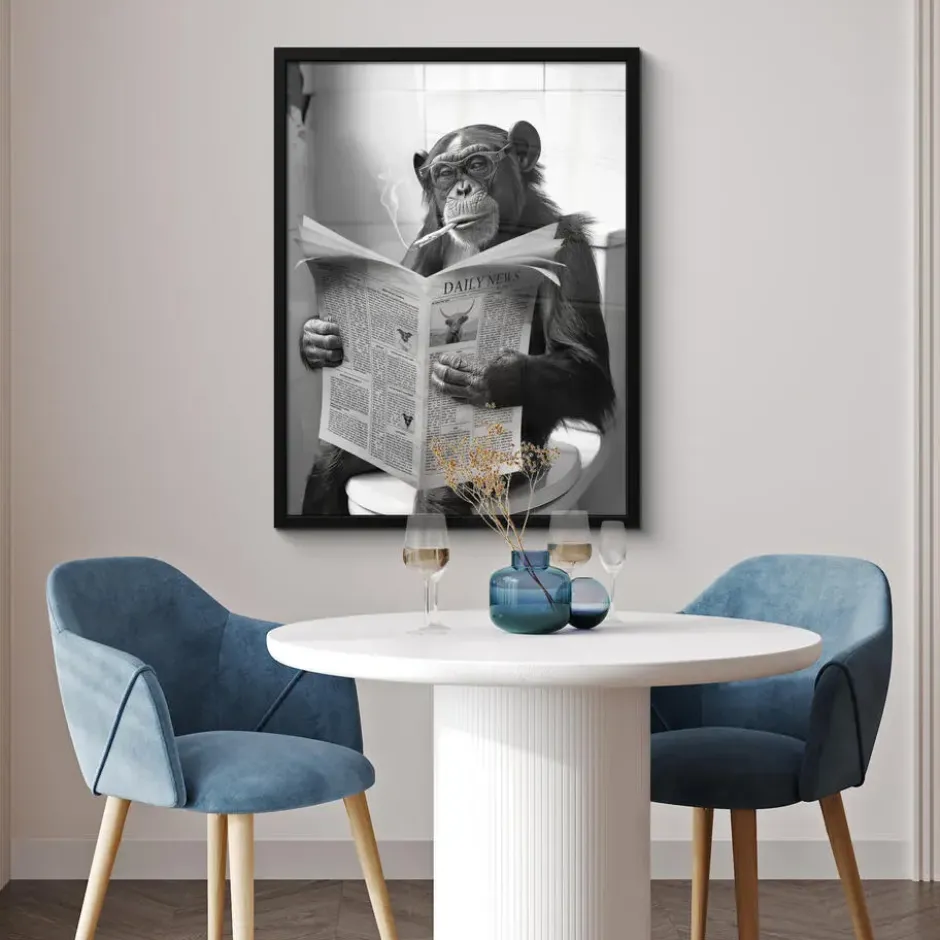 Poster met lijst 60x80 cm Aap - WC - Krant - Zwart wit - Humor