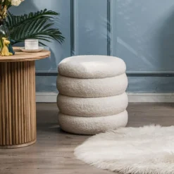 Pouf met witte krullen in Scandinavische stijl