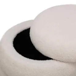 Pouf met witte krullen in Scandinavische stijl