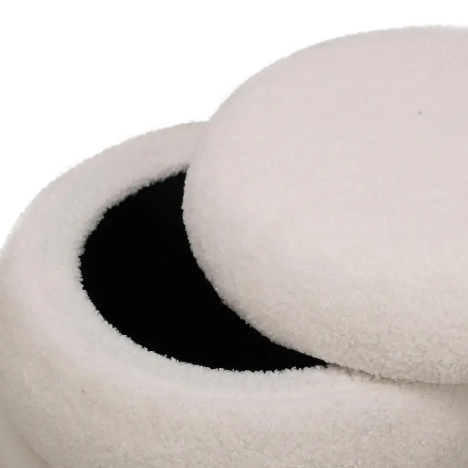 Pouf met witte krullen in Scandinavische stijl