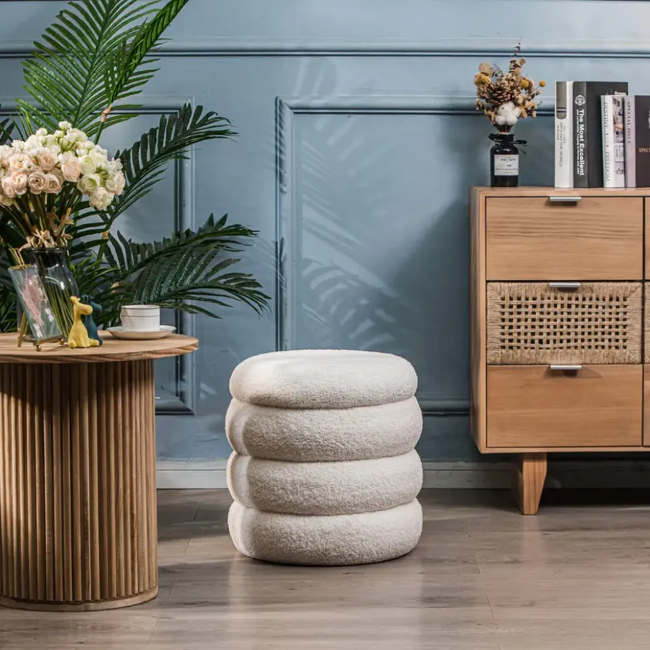 Pouf met witte krullen in Scandinavische stijl