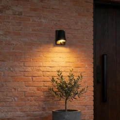 Qazqa wandlamp met bewegingssensor femke zwart gu10