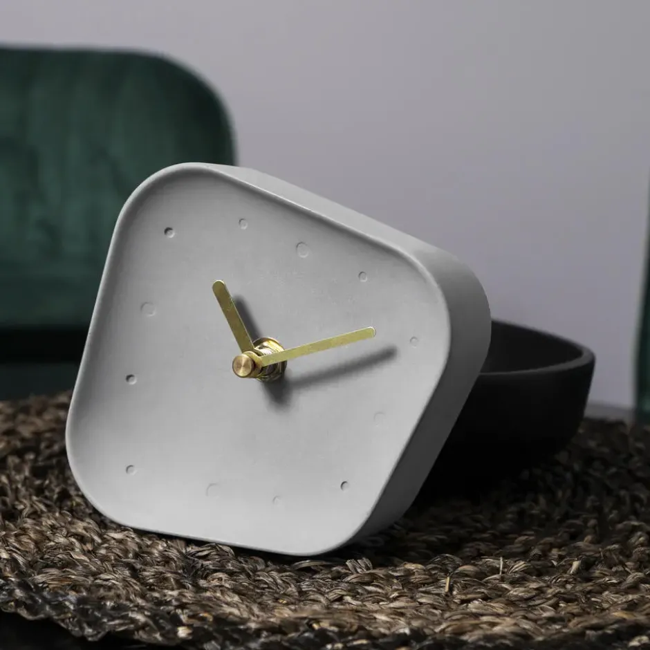 QUVIO Tafelklok beton asymmetrisch met gouden wijzers - Grijs