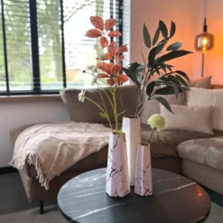 QUVIO Zeshoekige vaas, keramiek - Wit met goud marble look - S