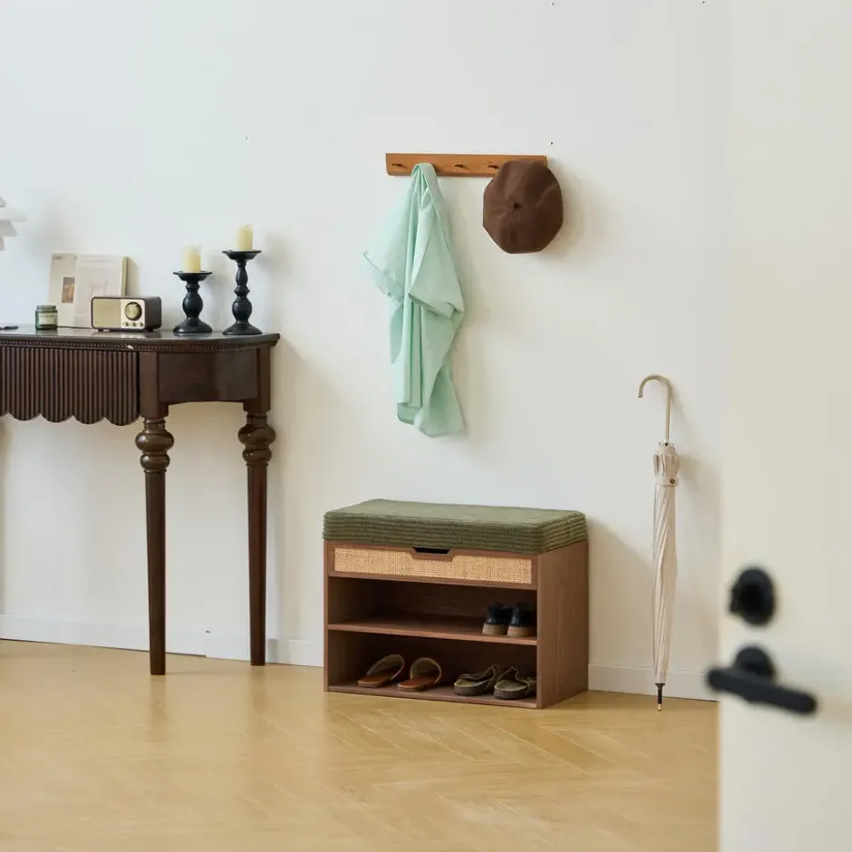 Schoenenrek van hout en groene ribfluweel