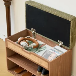 Schoenenrek van hout en groene ribfluweel