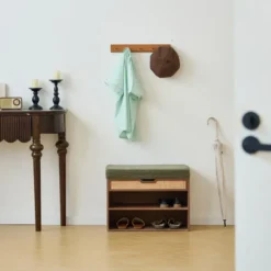 Schoenenrek van hout en groene ribfluweel