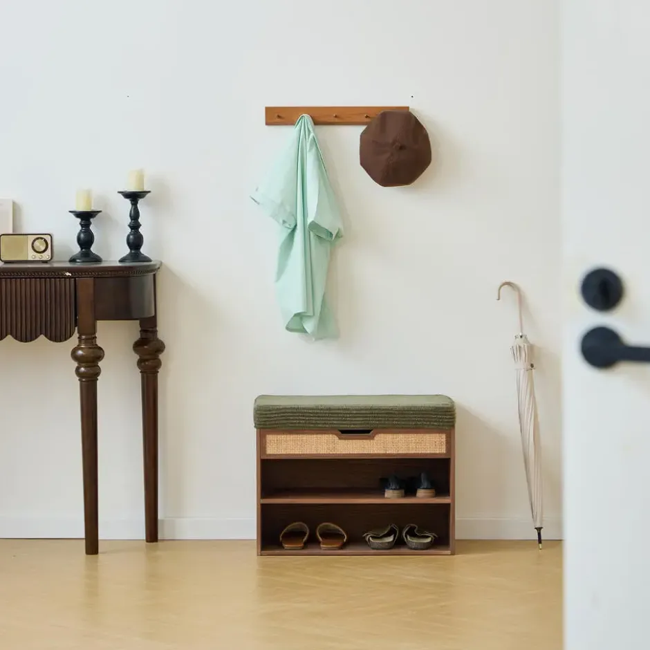 Schoenenrek van hout en groene ribfluweel