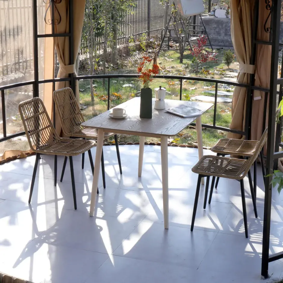 Set van 4 metalen en rotan tuinstoelen